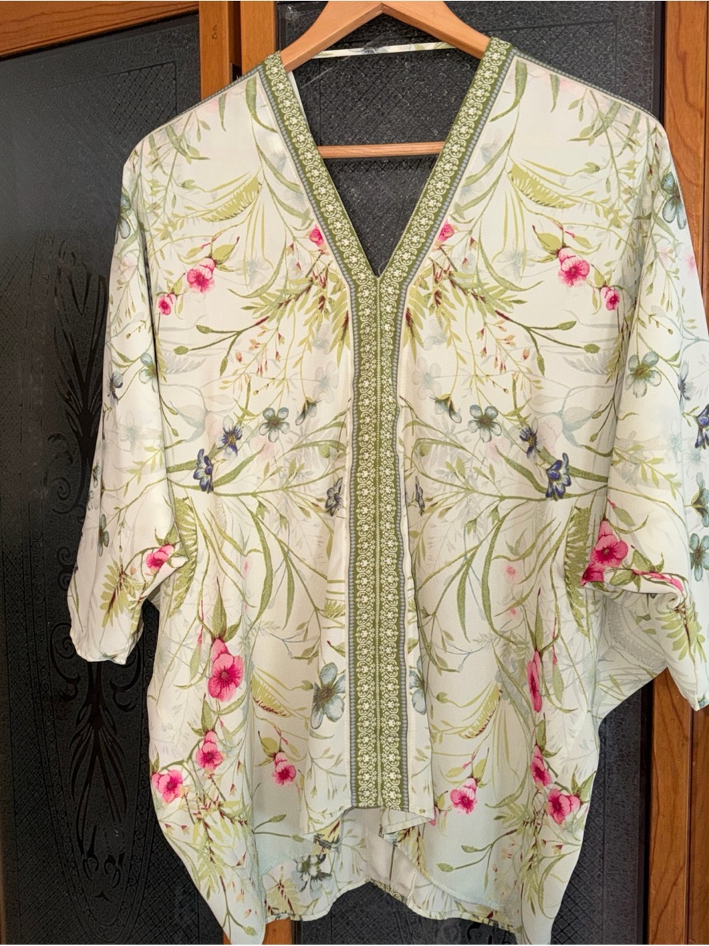 Rose & Olive Floral V-Neck Kimono Top in Cream and Green Med